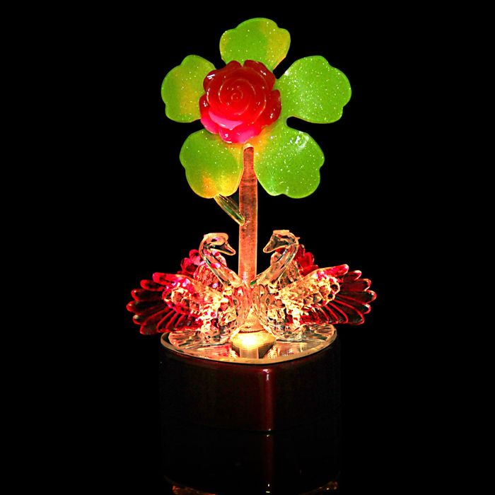 Сувенир "Два лебедя на сердце у цветка" световой