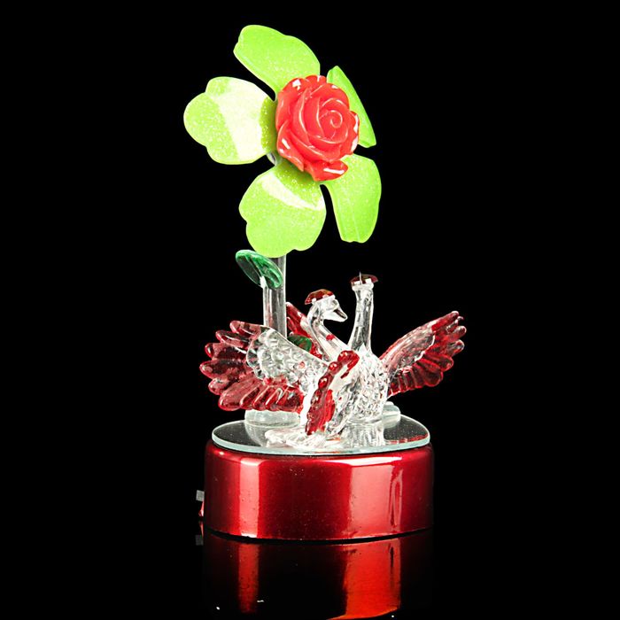 Сувенир "Два лебедя на сердце у цветка" световой