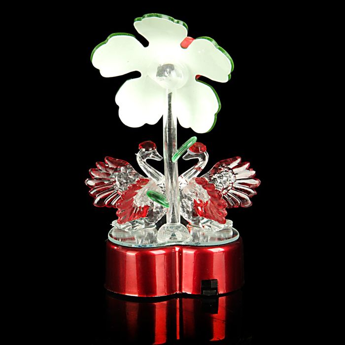 Сувенир "Два лебедя на сердце у цветка" световой