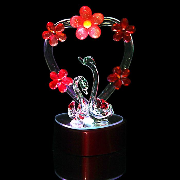 Сувенир "Лебединая пара у сердца в цветах" световой