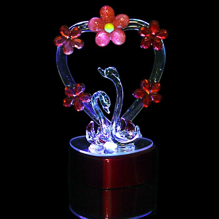 Сувенир "Лебединая пара у сердца в цветах" световой