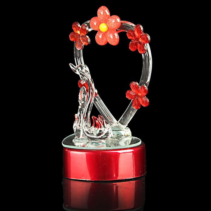 Сувенир "Лебединая пара у сердца в цветах" световой