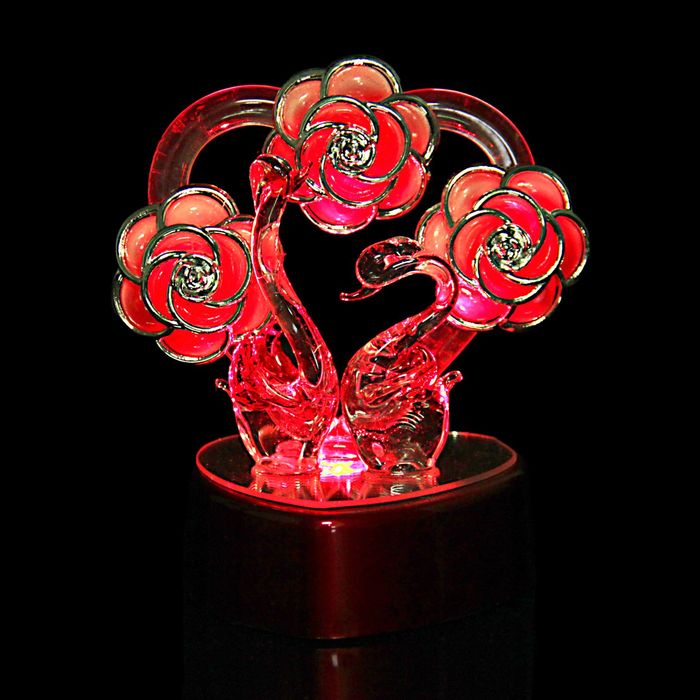 Сувенир "Лебединая пара на зеркальном озере у сердца" световой