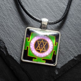 

Амулет "Трипура Сундари-янтра", цвет зелёно-розовый