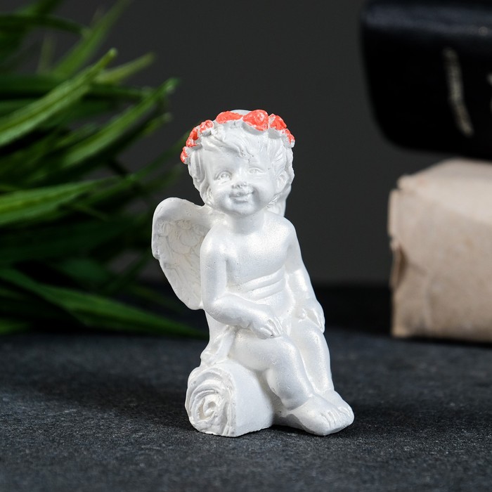 Фигура Ангелочек сидит на бревне перламутр, 6х4х4см
