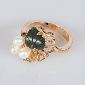

Кольцо с жемчугом и нефритом "Бусины" с листочком, завиток, позолота с родированием, размер 17 6829