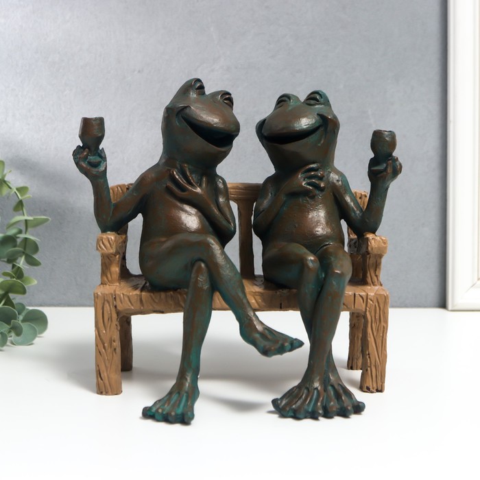 Сувенир полистоун Два лягушонка с бокалами, на скамейке 20х16х21 см