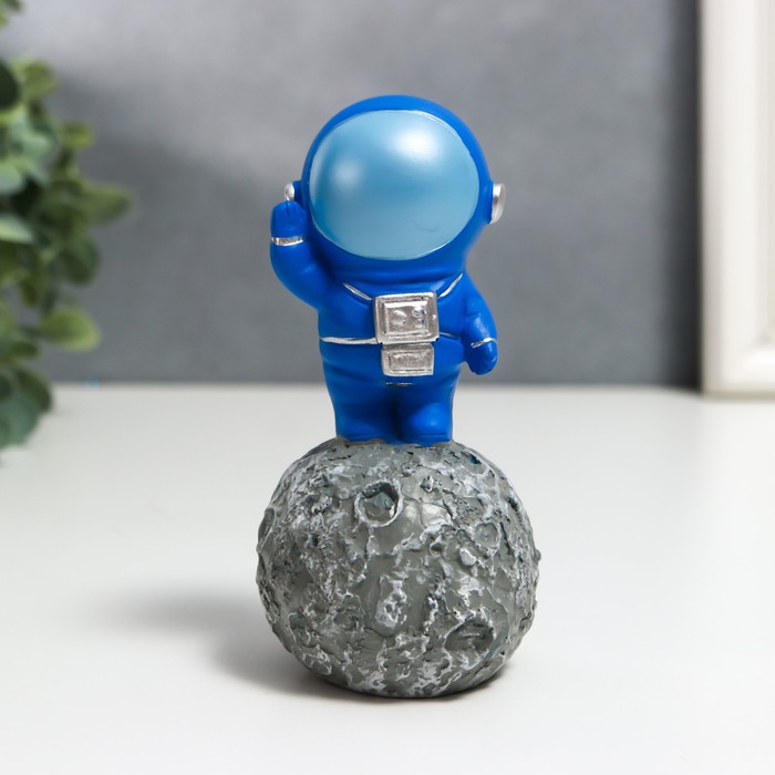 Сувенир полистоун Астронавт на астероиде ярко-синий 12х6,5х6,5 см