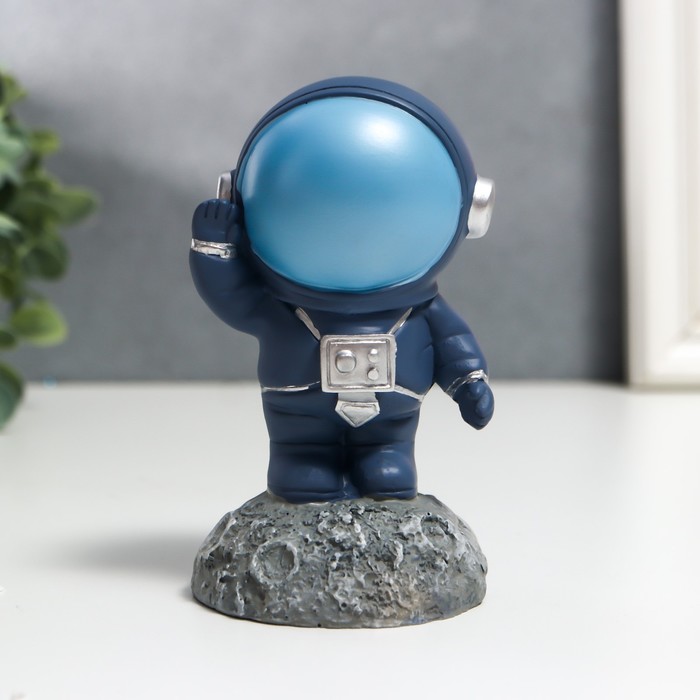 Сувенир полистоун "Астронавт на луне" серый 11,5х6,5х6,5 см