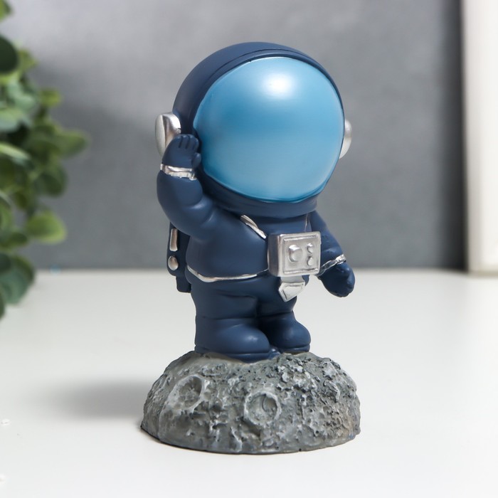 Сувенир полистоун "Астронавт на луне" серый 11,5х6,5х6,5 см 7345733