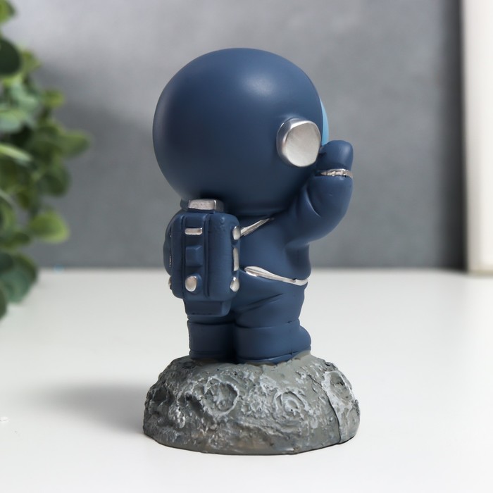 Сувенир полистоун "Астронавт на луне" серый 11,5х6,5х6,5 см 7345733