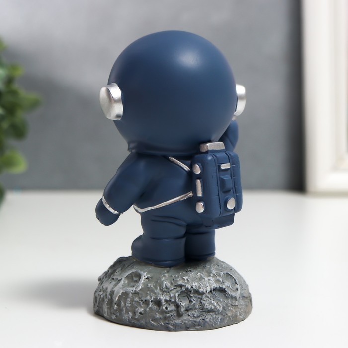 Сувенир полистоун "Астронавт на луне" серый 11,5х6,5х6,5 см 7345733