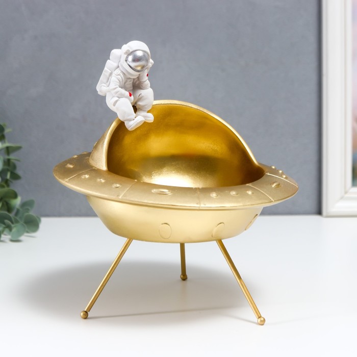 Сувенир полистоун подставка "Космонавт и золотой инопланетный корабль" 22,5х19,5х19,5 см