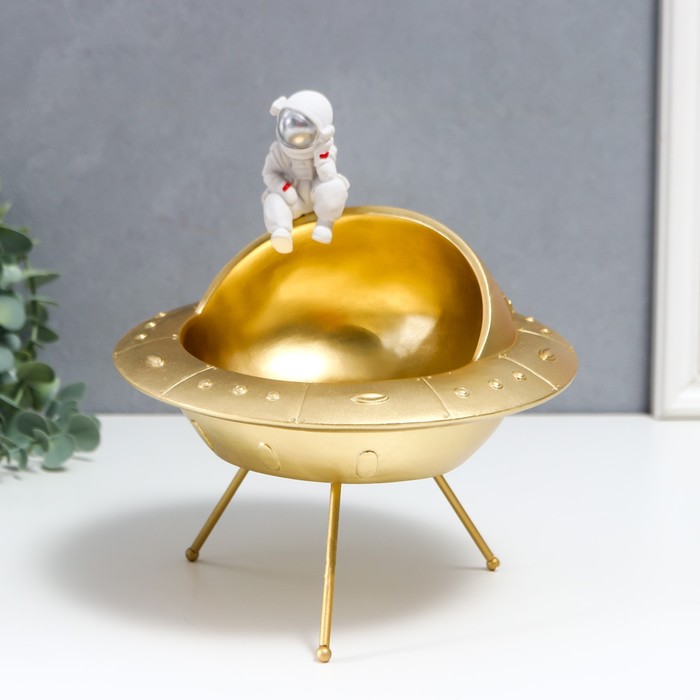 Сувенир полистоун подставка "Космонавт и золотой инопланетный корабль" 22,5х19,5х19,5 см 7355548