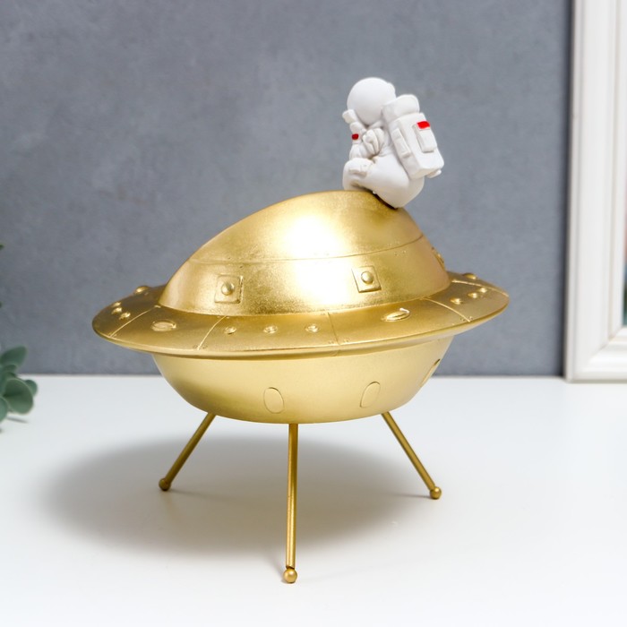 Сувенир полистоун подставка "Космонавт и золотой инопланетный корабль" 22,5х19,5х19,5 см 7355548