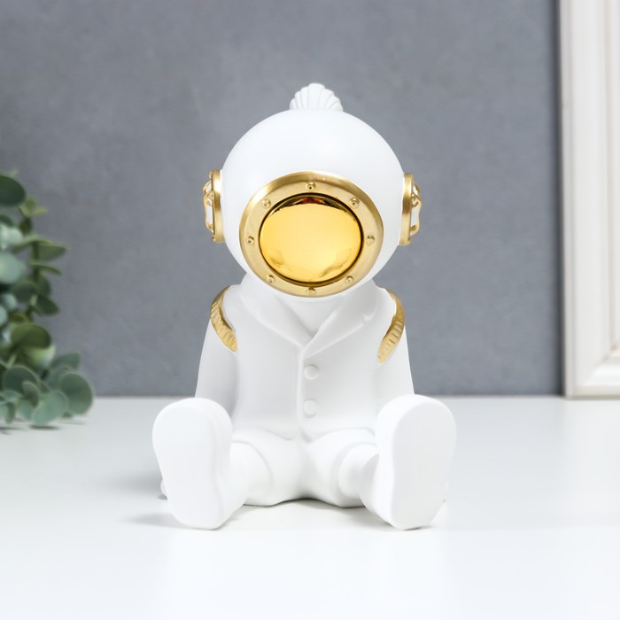 Сувенир полистоун "Девочка с хвостиком в шлеме космонавта" бело-золотой 15,5х11 см