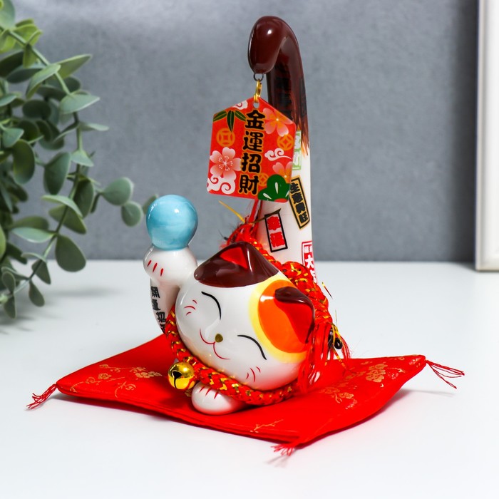 Сувенир керамика "Манэки-нэко с шариком и подвеской" 9х7х15,5 см