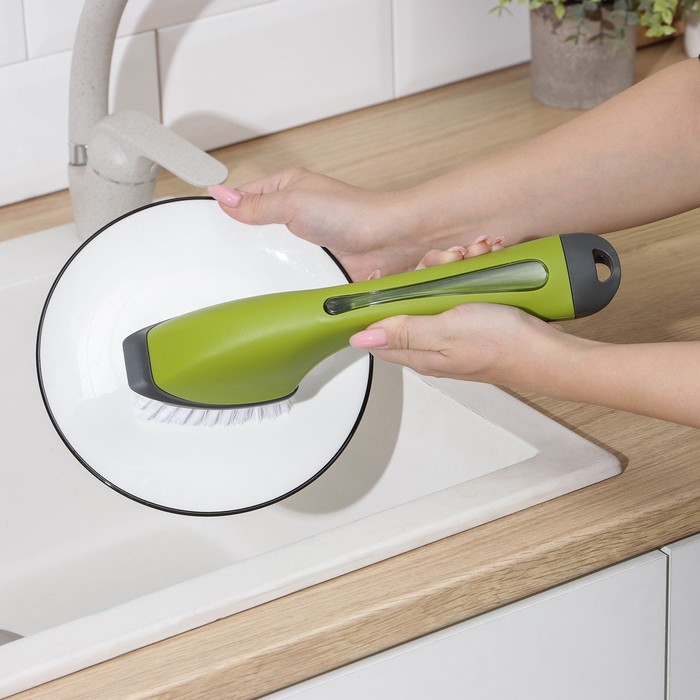 Щётка для мытья посуды с дозатором «Быстрая уборка», цвет зелёный