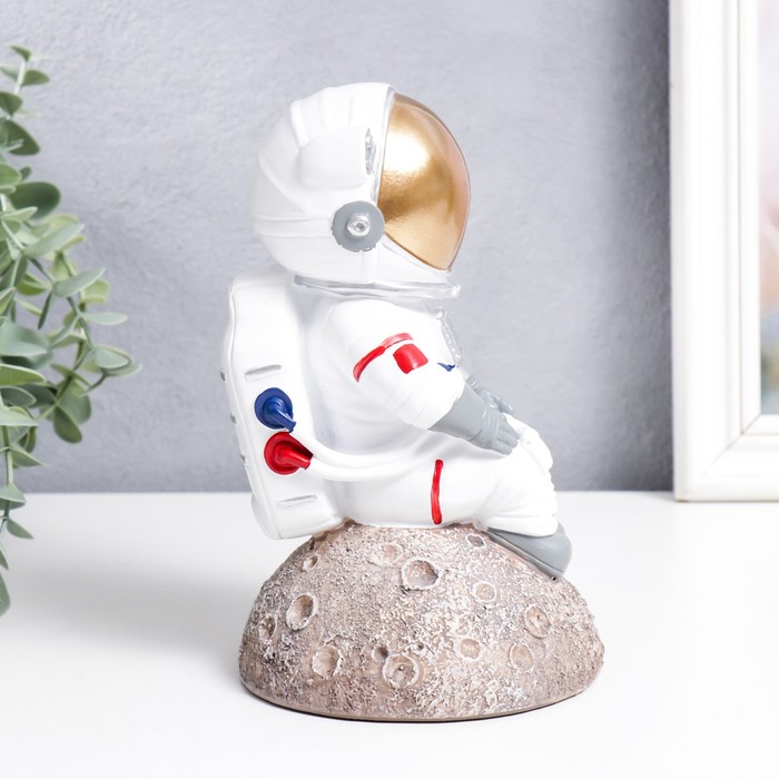 Сувенир полистоун "Космонавт сидит на астероиде" 19,5х11,5х11,5 см 7503185