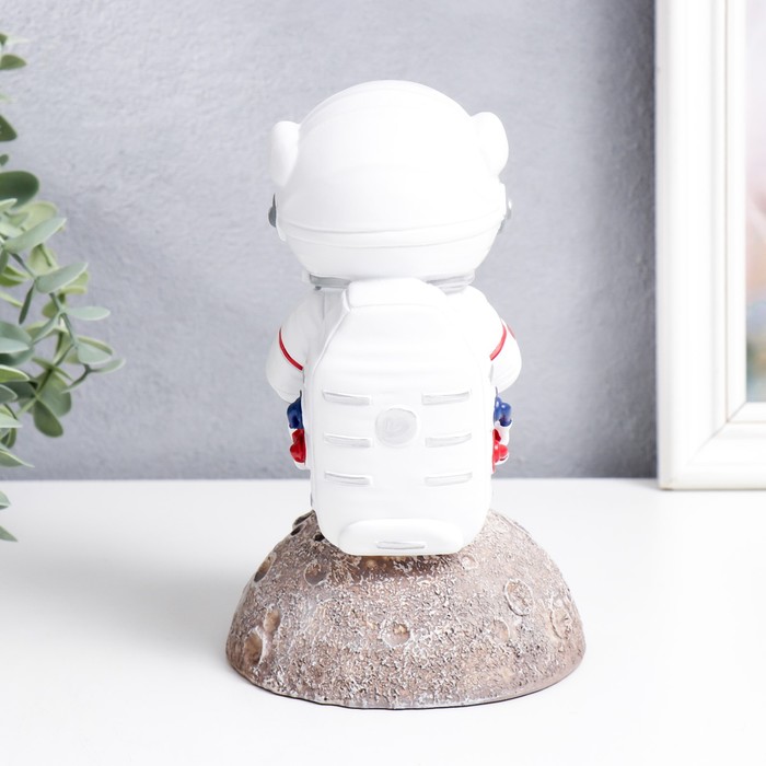 Сувенир полистоун "Космонавт сидит на астероиде" 19,5х11,5х11,5 см 7503185