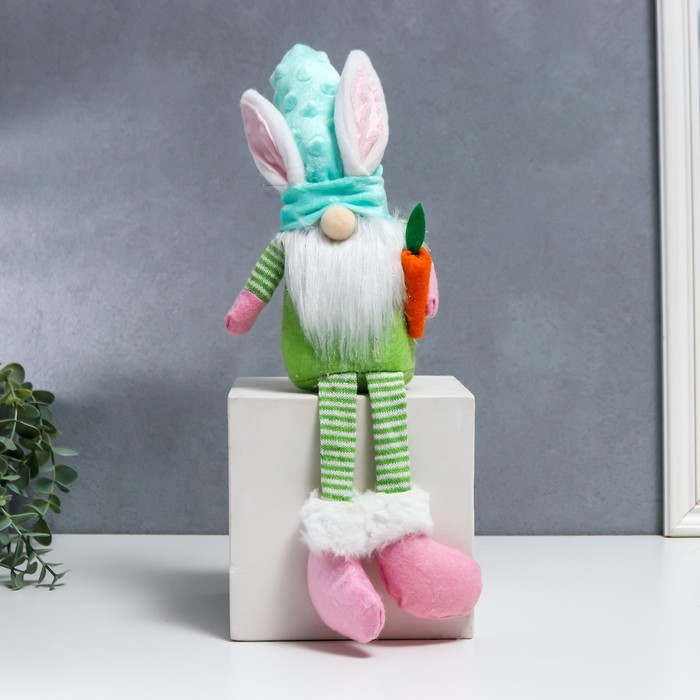 Кукла интерьерная "Гном в шапке с зайчьими ушами с морковью" длинные ножки зелёный 26х7х6 см