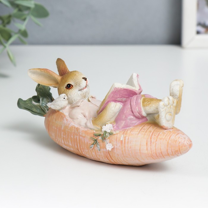 Сувенир полистоун Кролик читают книгу в морковке лодке, с птичкой 6х5х14,5 см