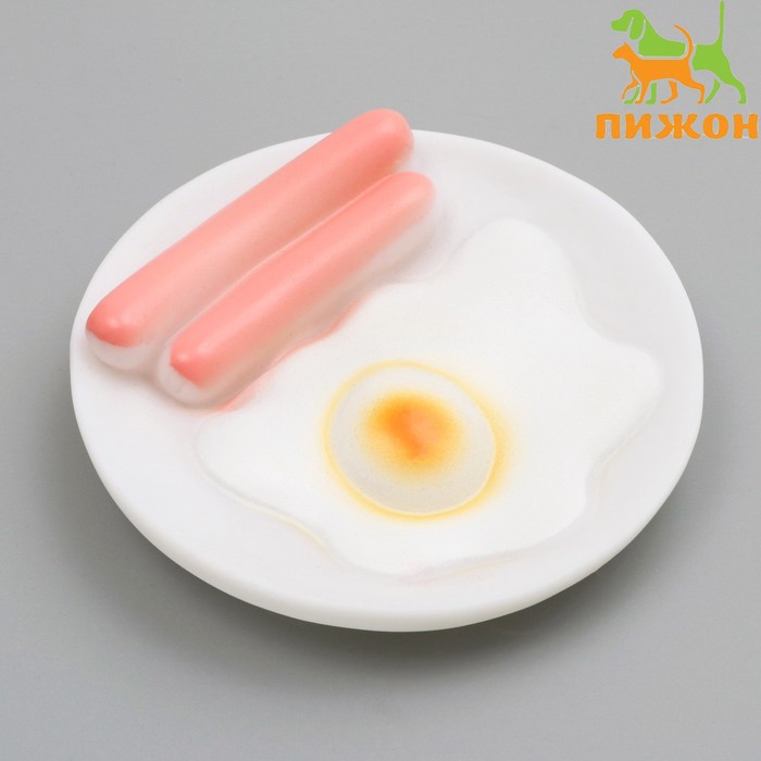 фото Игрушка пищащая "завтрак" для собак, 13,5 см на белой тарелке пижон