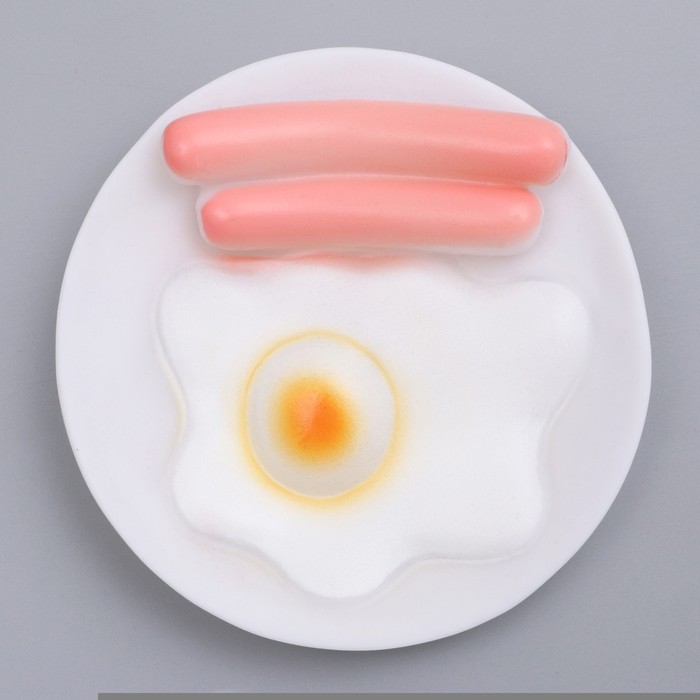Игрушка пищащая "Завтрак" для собак, 13,5 см на белой тарелке