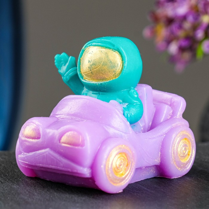 Фигурное мыло "Космонавт в машине" сиреневый с голубым, 7761438