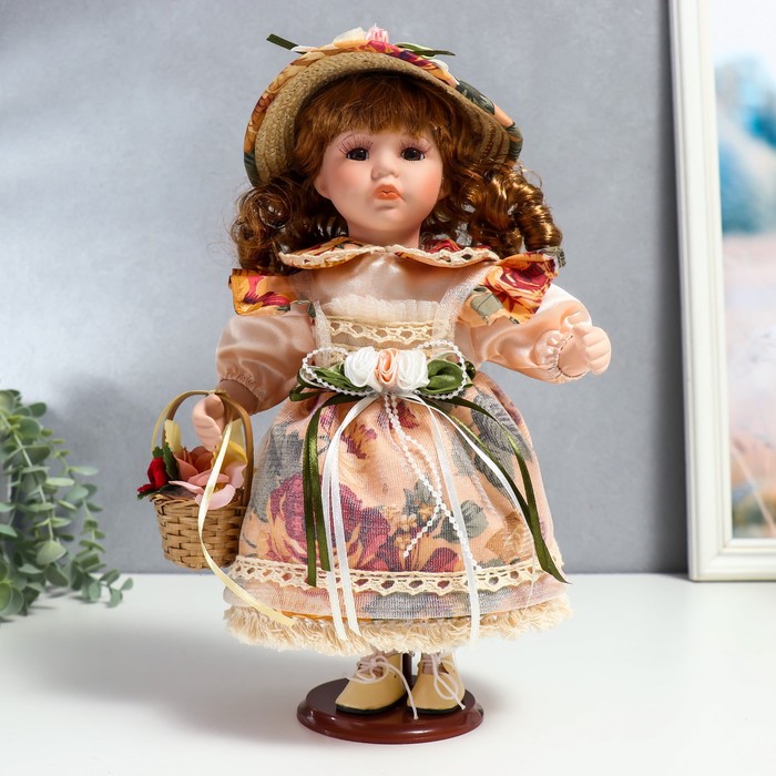 Кукла коллекционная керамика Клара в платье с розами, шляпке и с корзинкой 30 см кукла коллекционная керамика маша в голубом платье в клетку с ромашками в шляпке 30 см