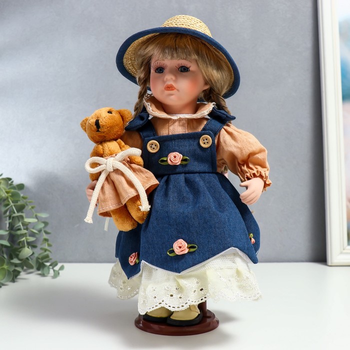 цена Кукла коллекционная керамика Сьюзи в джинсовом платье, шляпке и с мишкой 30 см