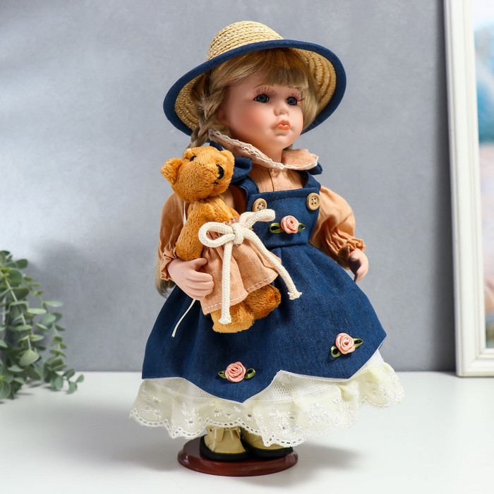 фото Кукла коллекционная керамика "сьюзи в джинсовом платье, шляпке и с мишкой" 30 см