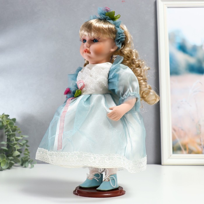 Кукла коллекционная керамика "Флора в бело-голубом платье и лентой на голове" 30 см