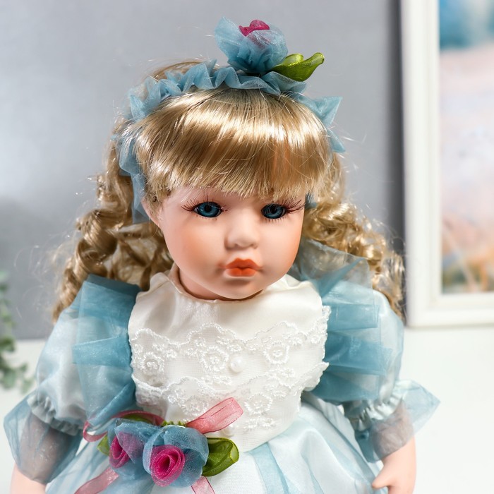 Кукла коллекционная керамика "Флора в бело-голубом платье и лентой на голове" 30 см