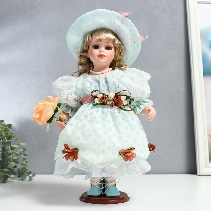 Кукла коллекционная керамика Люси в голубом платье, шляпке и с цветами 30 см кукла коллекционная керамика маша в голубом платье в клетку с ромашками в шляпке 30 см