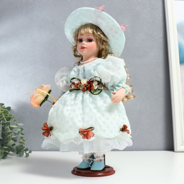 Кукла коллекционная керамика "Люси в голубом платье, шляпке и с цветами" 30 см