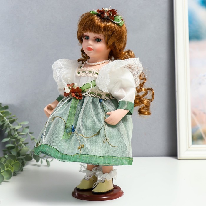 Кукла коллекционная керамика "Агата в бело-зелёном платье и с цветами в волосах" 30 см