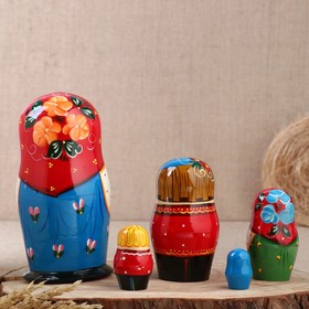 

Матрёшка «Семейка», красный платок, 5 кукольная