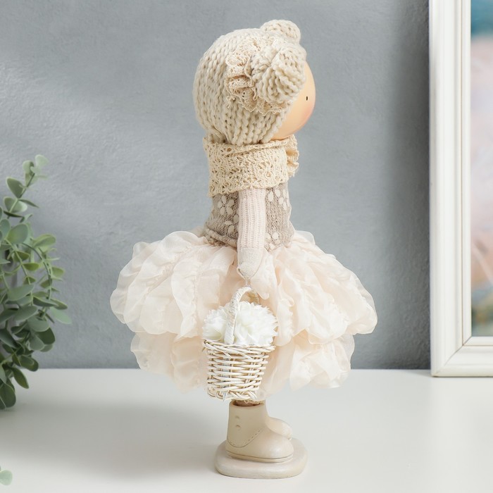Кукла интерьерная "Малышка Зося в бежевом наряде, с корзиной цветов" 31x14x16 см