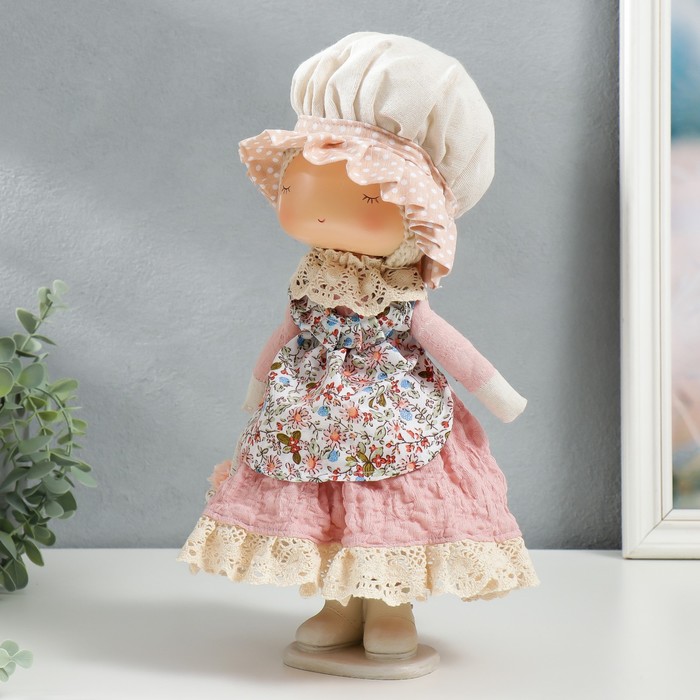 Кукла интерьерная "Малышка в чепчике и переднике цветочном, с корзиной цветов" 33х14х16 см