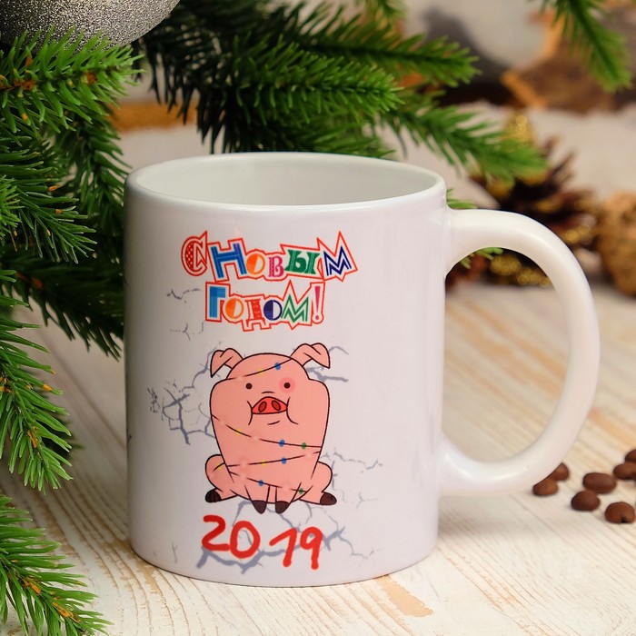 Кружка "С новым годом! Хрюшка в гирлянде", символ года 2019, c нанесением