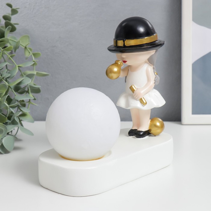 Сувенир полистоун свет Малышка в чёрной шляпке, с золотым пузырём у шара 16,5х8х16 см