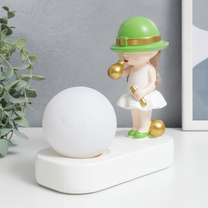 Сувенир полистоун свет Малышка в зелёной шляпке, с золотым пузырём у шара 16,5х8х16 см