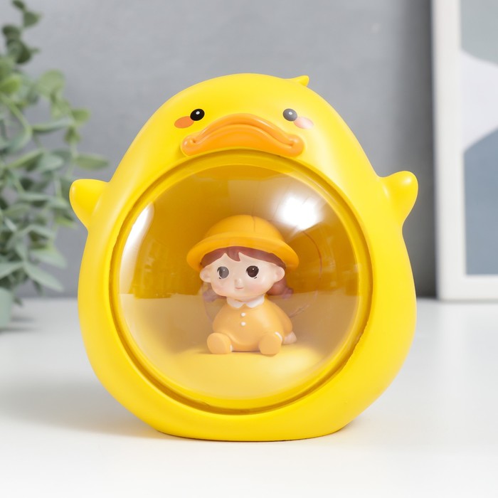 Сувенир полистоун свет Малышка в жёлтом костюмчике, в утёнке 10х10 см