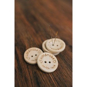 

Нашивка из дерева «Hand made with love», 2 прокола, d = 24 мм, цвет молочный