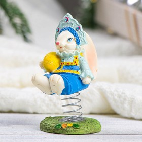 

Фигура "Зайчиха в костюме с яйцом" белая, 6х7х11см