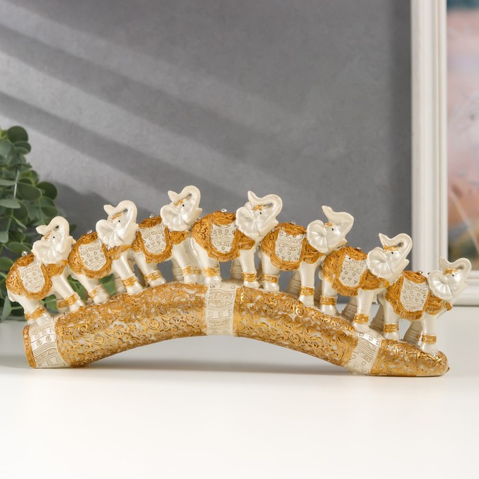 Сувенир полистоун Семь белых слонов в золотых попонах на резном бивне 11х3,5х28,5 см