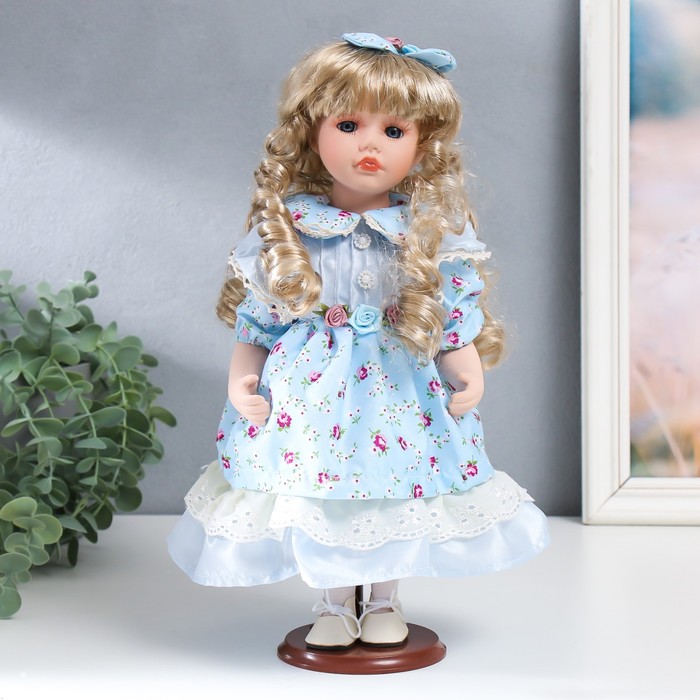 Кукла коллекционная керамика Тося в голубом платье с цветочками, с бантом в волосах 30 см 758617 кукла коллекционная керамика маша в голубом платье в клетку с ромашками в шляпке 30 см