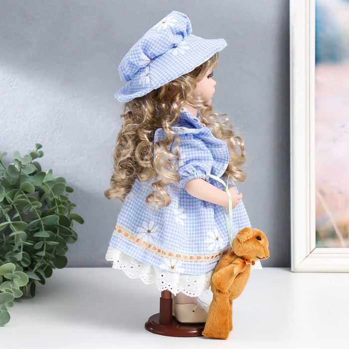 фото Кукла коллекционная керамика "маша в голубом платье в клетку с ромашками, в шляпке" 30 см