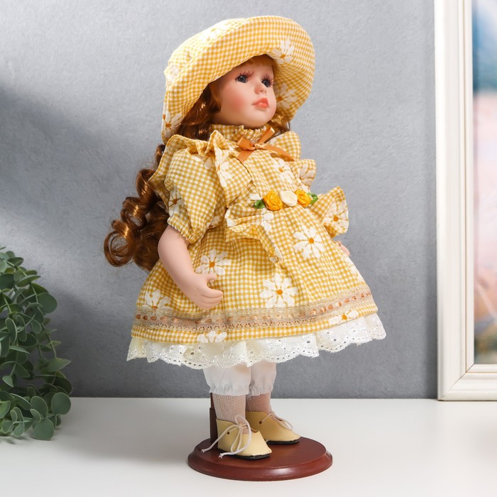 фото Кукла коллекционная керамика "маша в жёлтом платье в клетку с ромашками, в шляпке" 30 см